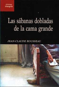 Las sã¡banas dobladas de la cama grande